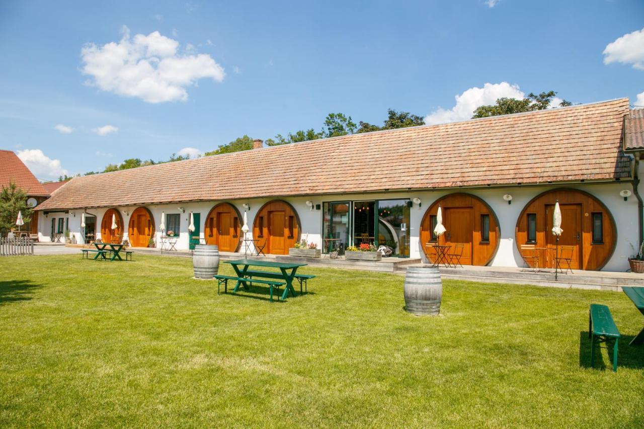 Winzerhof Kuessler - Weinviertel Otel Stillfried Dış mekan fotoğraf